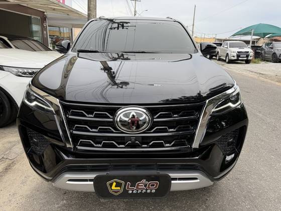 TOYOTA HILUX SW4 2.8 D-4D TURBO DIESEL SRX PLATINUM 7L 4X4 AUTOMÁTICO